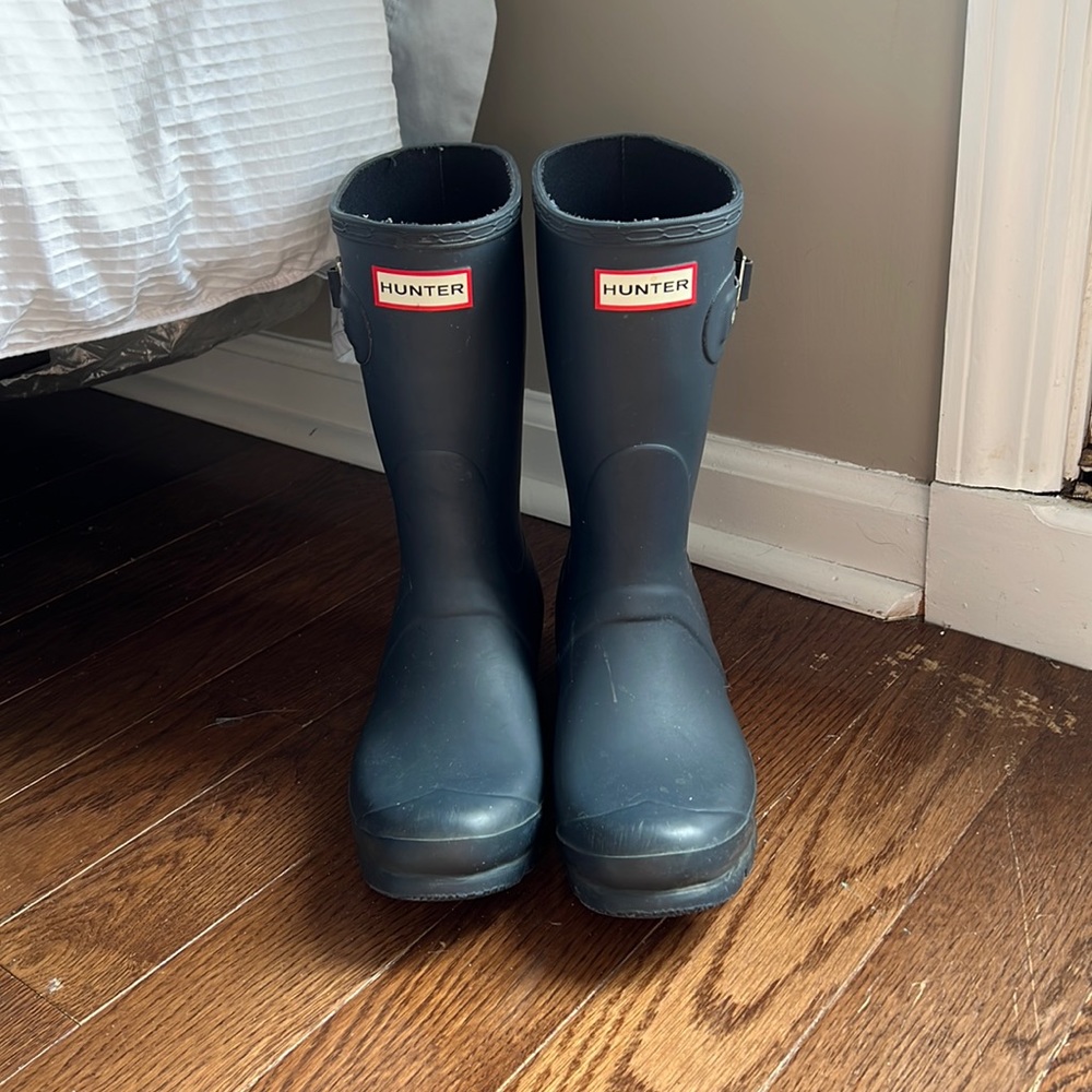 Hunter short rain boots. Matte finish. Navy blue. Size 8